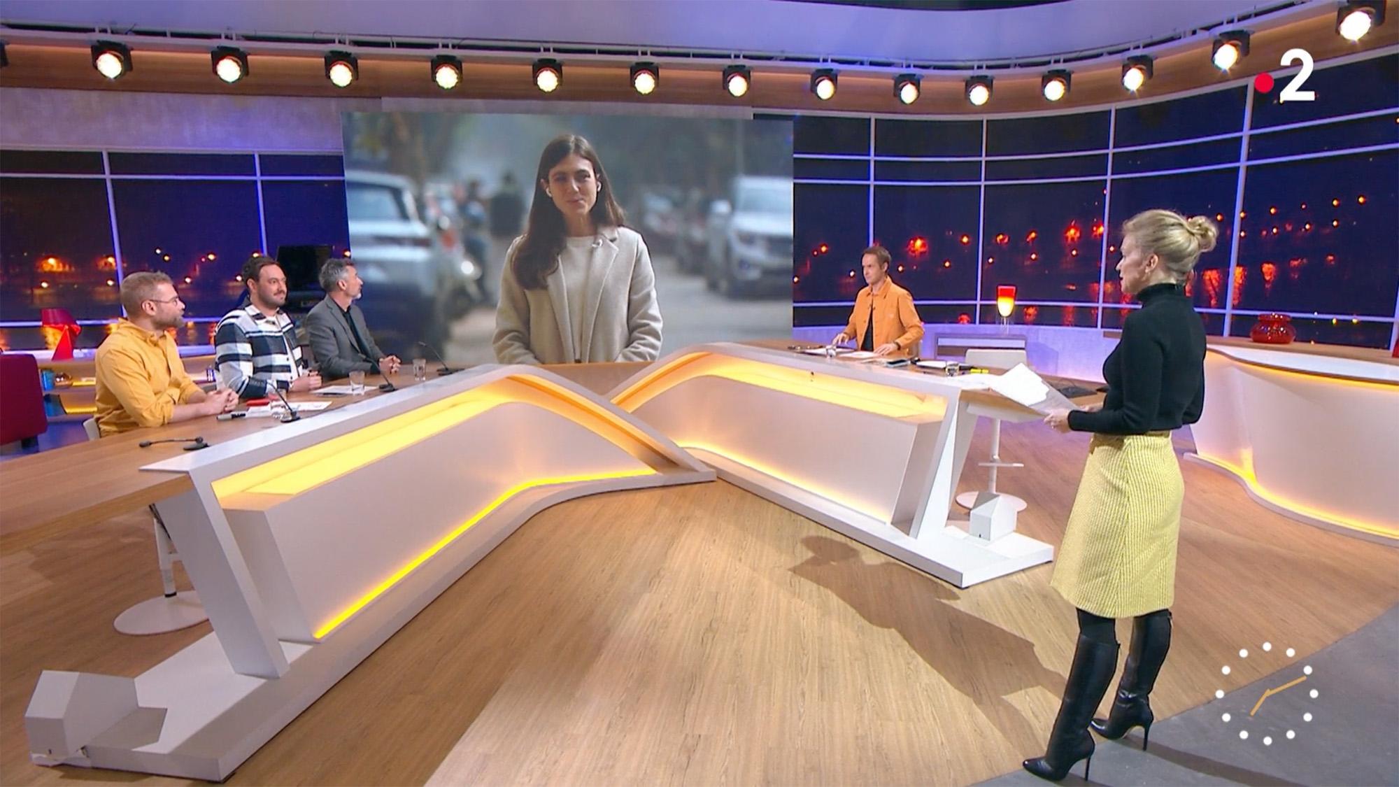 Maya Lauqué wears the black boots on Télématin, France 2