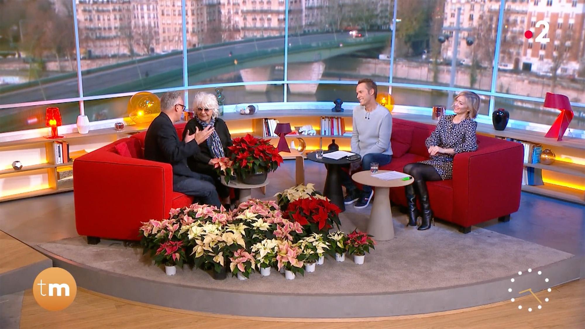 Maya Lauqué wears the black boots on Télématin, France 2