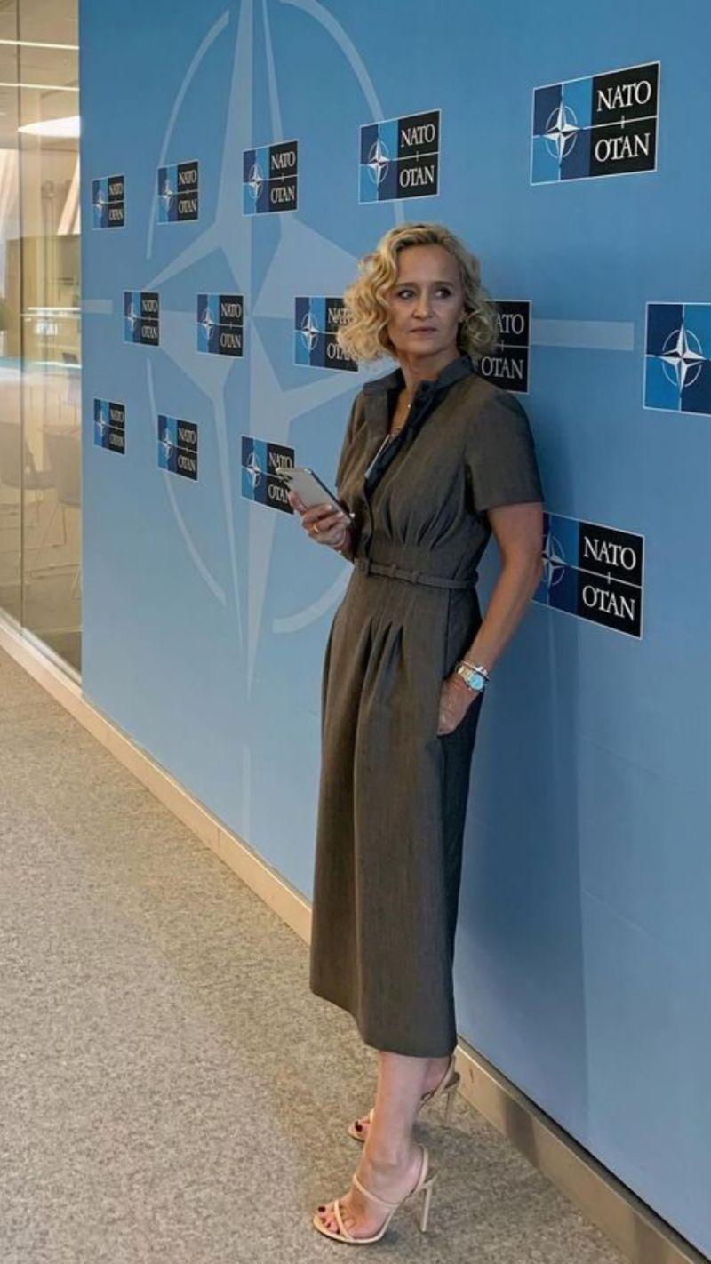 Caroline Roux on France 5 wearing Kendrick sandals during a NATO segment