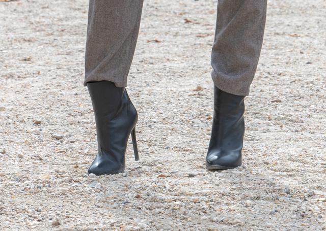 How Parisian Women Walk All Day in Heels