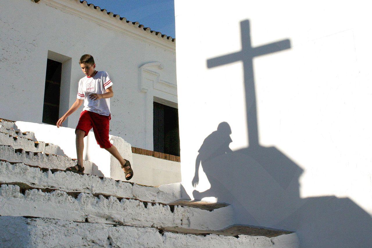 Kendrick photography - Be quick or be dead, young man running to the top meanwhile his shadow's going to the tomb
