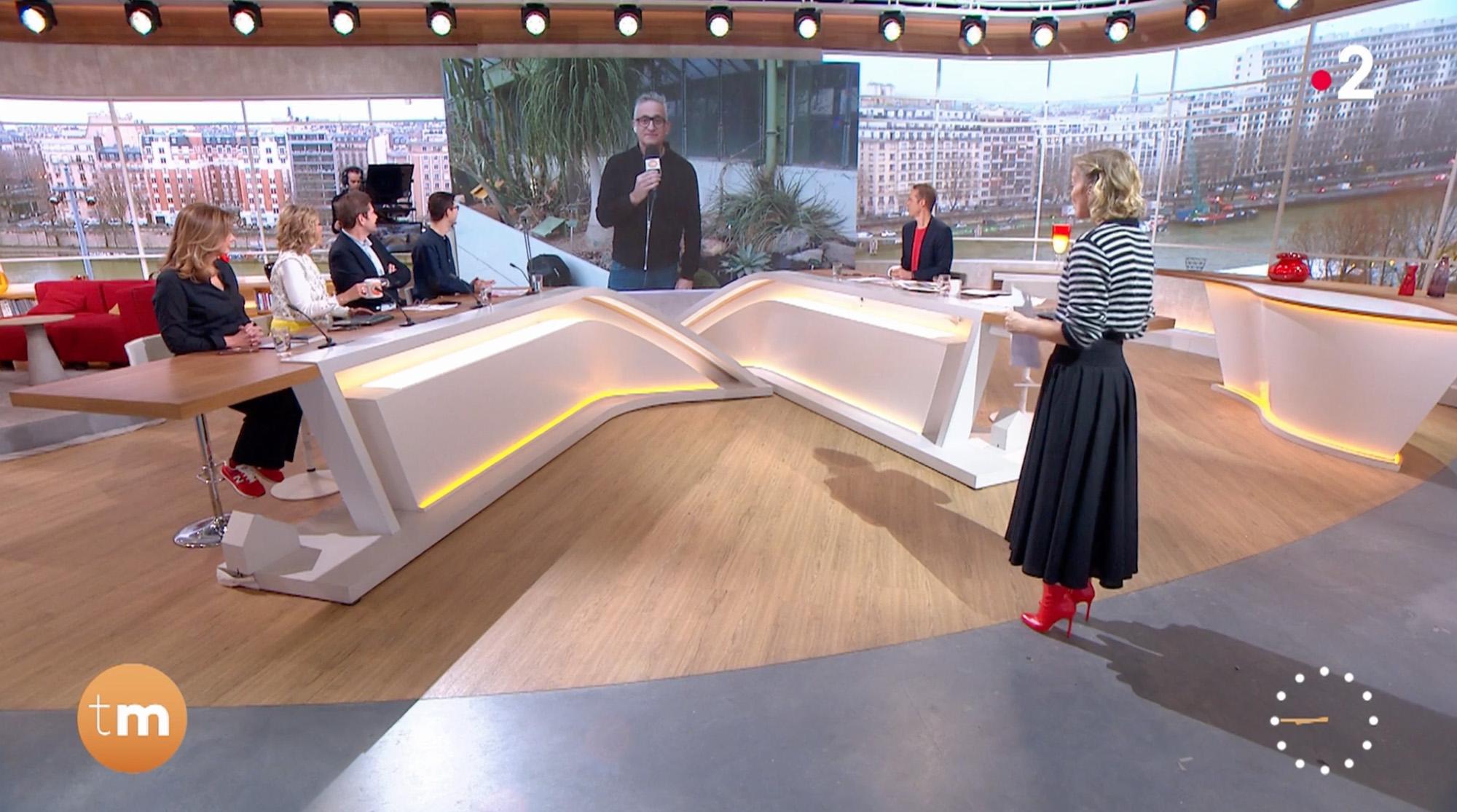 Maya Lauqué wears the red ankle boots on Télématin, France 2