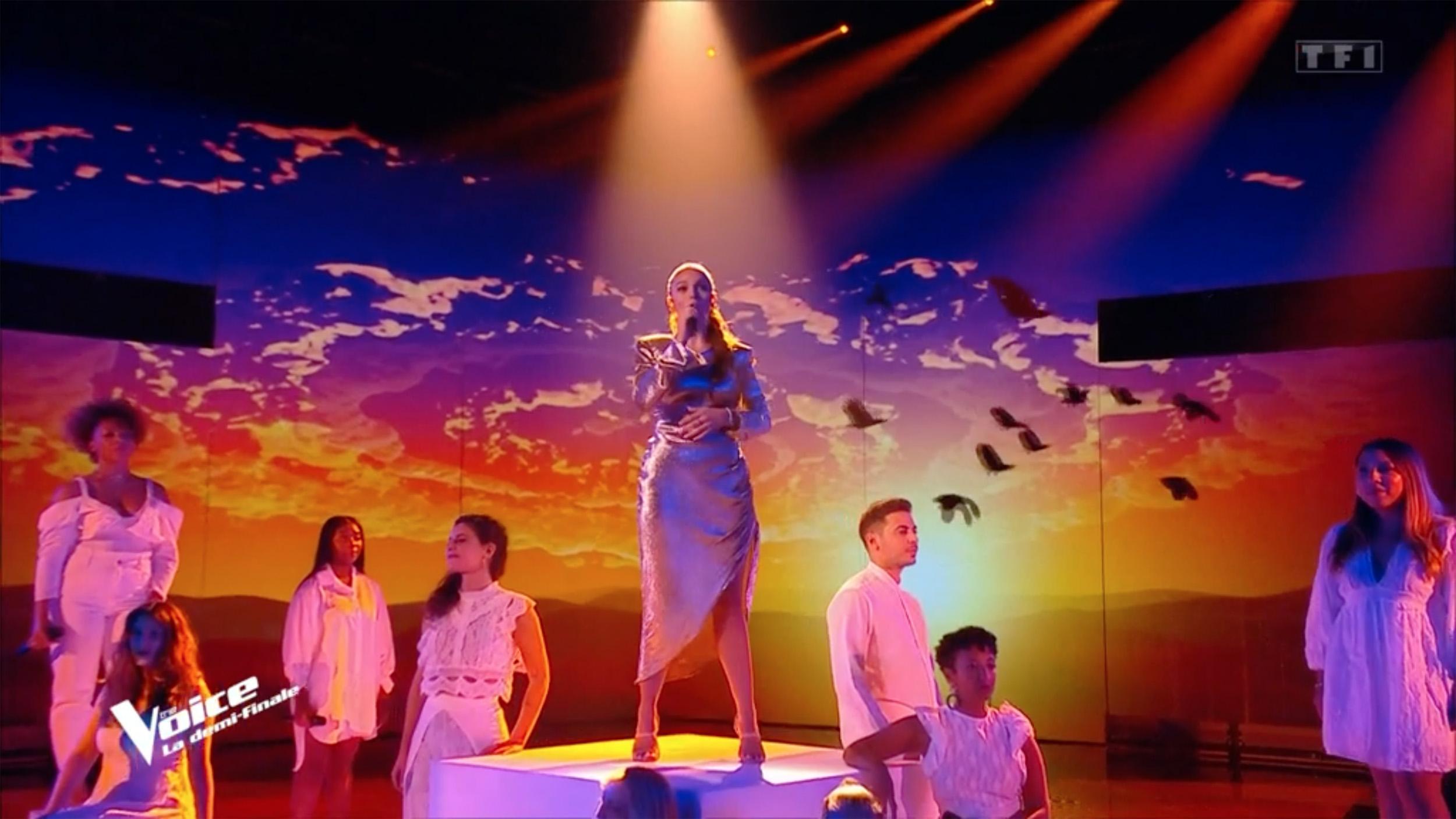 Mary Milton in The Voice on TF1 wearing the beige heeled sandals